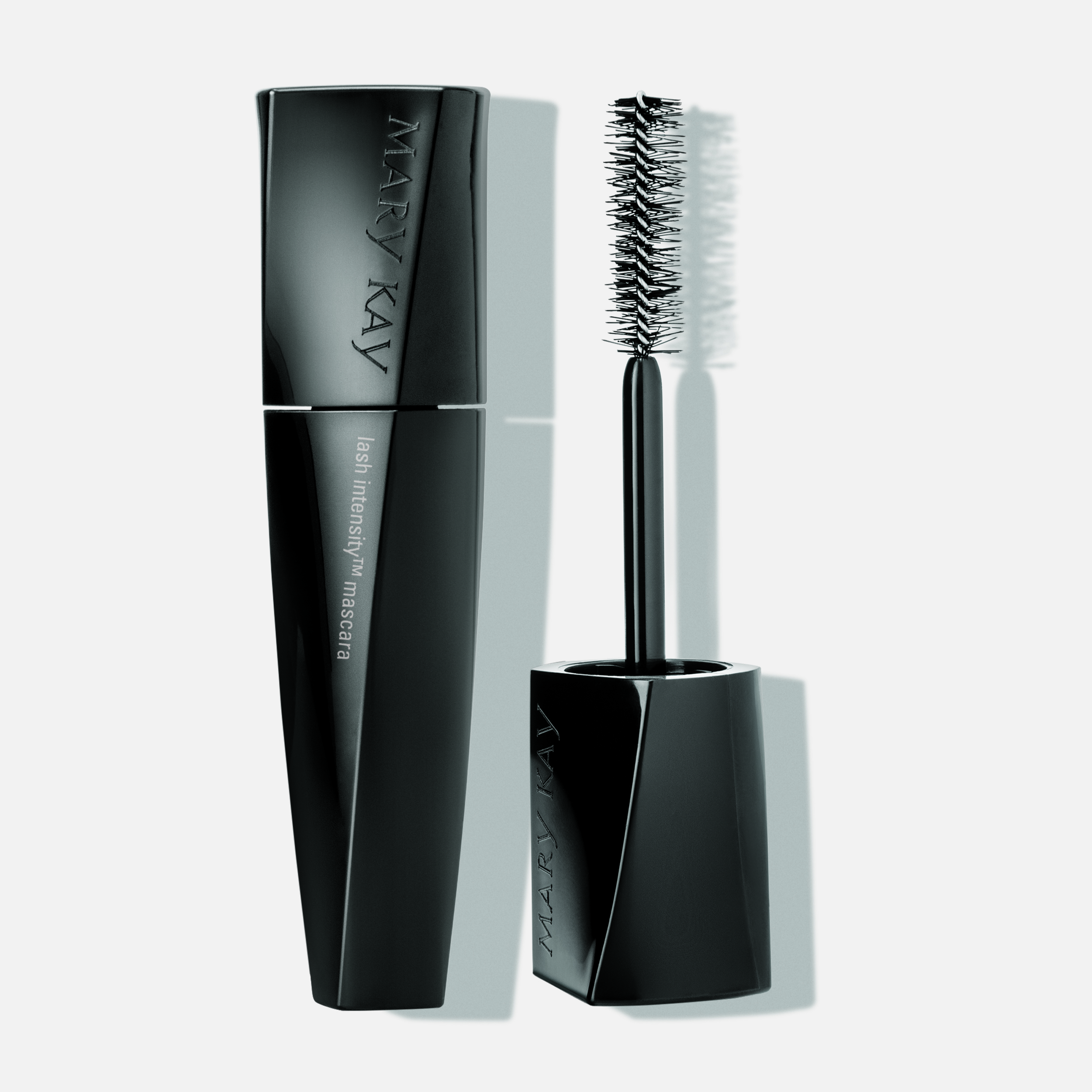 393327-023-LashIntensity-Mascara-Comp-B-Hires.jpg
